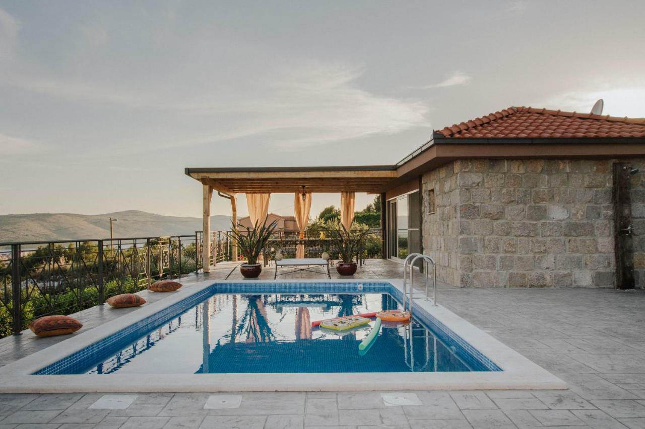 Capri House Villa เซเกต วรันยีชา ภายนอก รูปภาพ